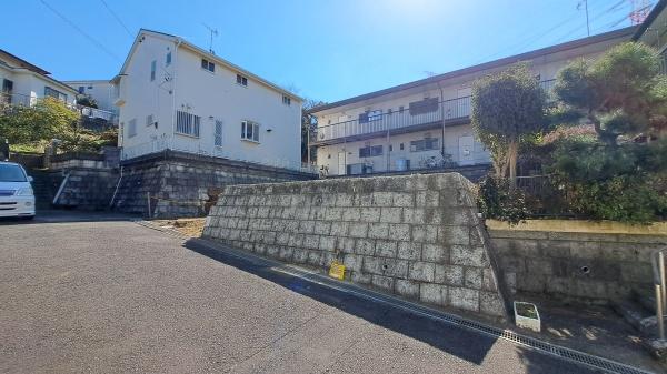 �_�ސ쌧���l�s�˒ˋ�㔐�����̐V�z��ˌ��Ă̑O�ʓ��H�܂ތ��n�ʐ^