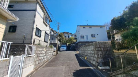 �_�ސ쌧���l�s�˒ˋ�㔐�����̐V�z��ˌ��Ă̑O�ʓ��H�܂ތ��n�ʐ^