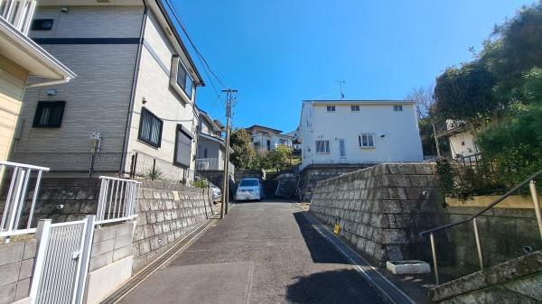 �_�ސ쌧���l�s�˒ˋ�㔐�����̐V�z��ˌ��Ă̑O�ʓ��H�܂ތ��n�ʐ^