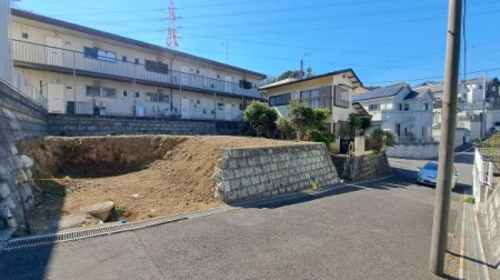 �_�ސ쌧���l�s�˒ˋ�㔐�����̐V�z��ˌ��Ă̑O�ʓ��H�܂ތ��n�ʐ^