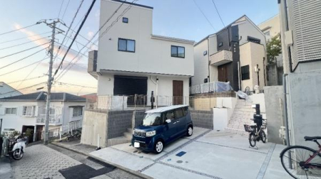 �_�ސ쌧���l�s���搼�˕���2���ڂ̒��È�ˌ��Ă̑O�ʓ��H�܂ތ��n�ʐ^