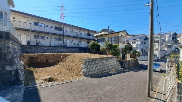 �_�ސ쌧���l�s�˒ˋ�㔐�����̐V�z��ˌ��Ă̑O�ʓ��H�܂ތ��n�ʐ^