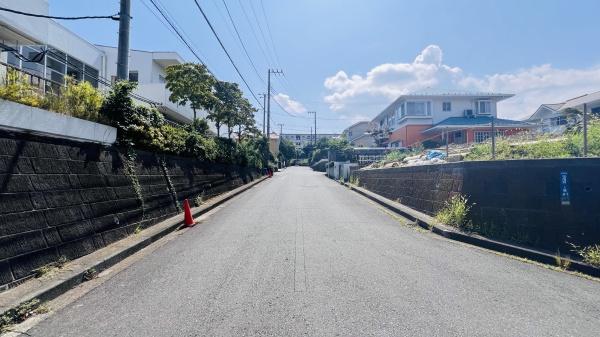 �_�ސ쌧���l�s�����\����1���ڂ̒��È�ˌ��Ă̑O�ʓ��H�܂ތ��n�ʐ^