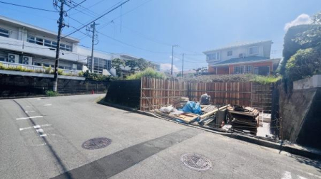 �_�ސ쌧���l�s�����\����1���ڂ̒��È�ˌ��Ă̑O�ʓ��H�܂ތ��n�ʐ^