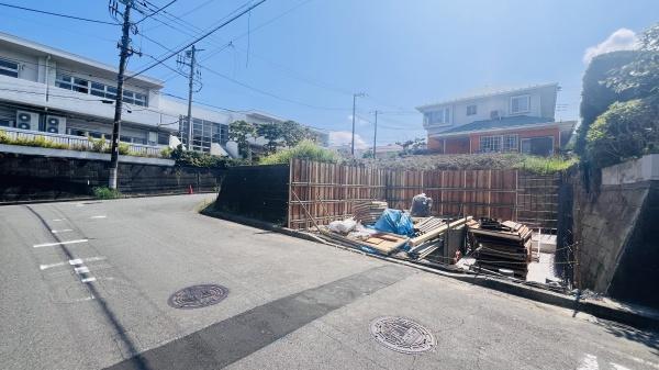 �_�ސ쌧���l�s�����\����1���ڂ̒��È�ˌ��Ă̑O�ʓ��H�܂ތ��n�ʐ^