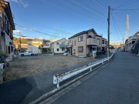 �_�ސ쌧���l�s�ߌ��掂�q�P�J1���ڂ̐V�z��ˌ��Ă̑O�ʓ��H�܂ތ��n�ʐ^