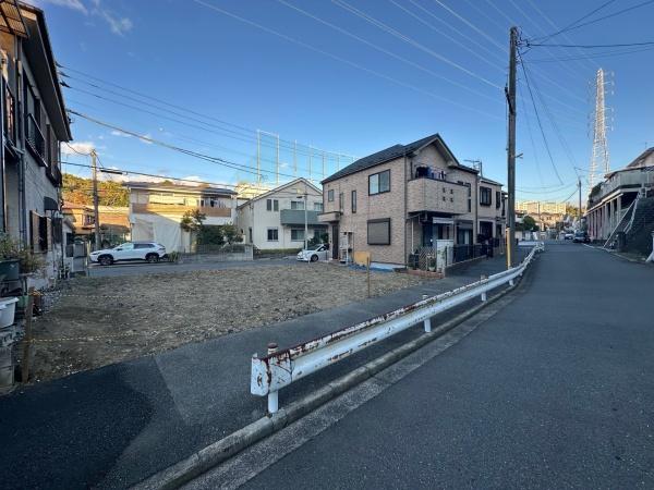 �_�ސ쌧���l�s�ߌ��掂�q�P�J1���ڂ̐V�z��ˌ��Ă̑O�ʓ��H�܂ތ��n�ʐ^