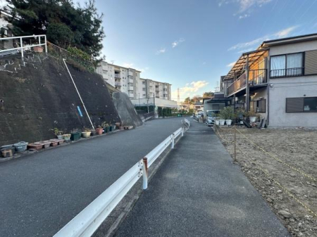 �_�ސ쌧���l�s�ߌ��掂�q�P�J1���ڂ̐V�z��ˌ��Ă̑O�ʓ��H�܂ތ��n�ʐ^