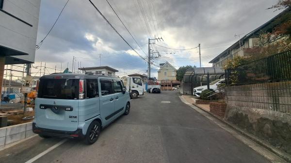 �_�ސ쌧���l�s���攒��5���ڂ̐V�z��ˌ��Ă̑O�ʓ��H�܂ތ��n�ʐ^