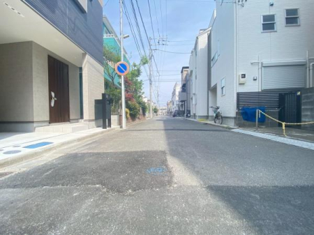 �_�ސ쌧���s���擡��4���ڂ̐V�z��ˌ��Ă̑O�ʓ��H�܂ތ��n�ʐ^