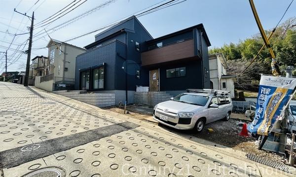 �_�ސ쌧���l�s�`�k�捂�c��4���ڂ̐V�z��ˌ��Ă̑O�ʓ��H�܂ތ��n�ʐ^