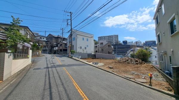 �_�ސ쌧���l�s�`������1���ڂ̐V�z��ˌ��Ă̑O�ʓ��H�܂ތ��n�ʐ^