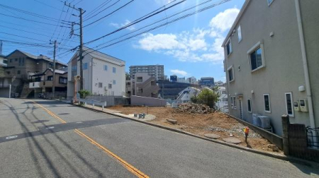 �_�ސ쌧���l�s�`������1���ڂ̐V�z��ˌ��Ă̑O�ʓ��H�܂ތ��n�ʐ^