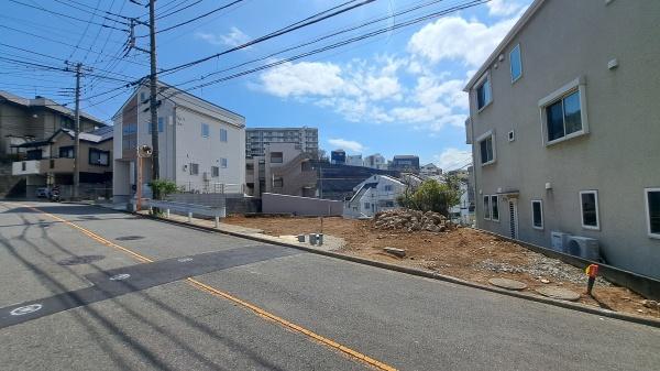 �_�ސ쌧���l�s�`������1���ڂ̐V�z��ˌ��Ă̑O�ʓ��H�܂ތ��n�ʐ^