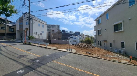 �_�ސ쌧���l�s�`������1���ڂ̐V�z��ˌ��Ă̑O�ʓ��H�܂ތ��n�ʐ^