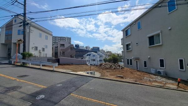 �_�ސ쌧���l�s�`������1���ڂ̐V�z��ˌ��Ă̑O�ʓ��H�܂ތ��n�ʐ^