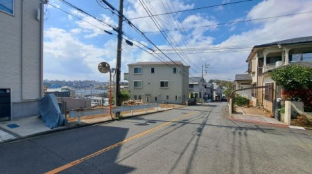 �_�ސ쌧���l�s�`������1���ڂ̐V�z��ˌ��Ă̑O�ʓ��H�܂ތ��n�ʐ^