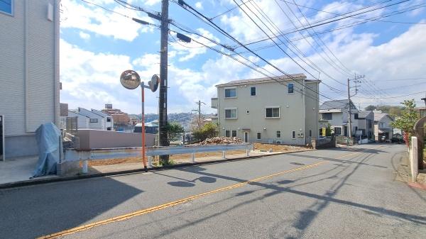 �_�ސ쌧���l�s�`������1���ڂ̐V�z��ˌ��Ă̑O�ʓ��H�܂ތ��n�ʐ^