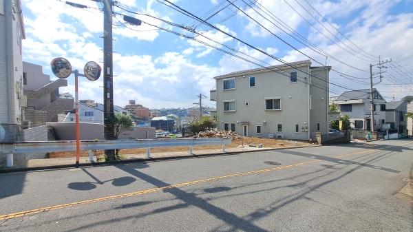 �_�ސ쌧���l�s�`������1���ڂ̐V�z��ˌ��Ă̑O�ʓ��H�܂ތ��n�ʐ^