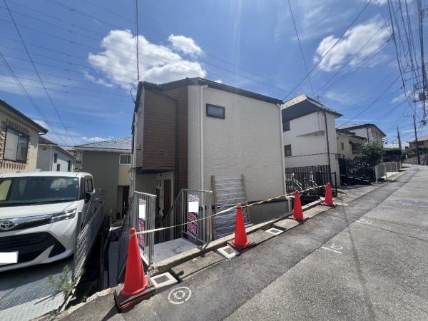 �_�ސ쌧���l�s�_�ސ��Z�p��6���ڂ̐V�z��ˌ��Ă̑O�ʓ��H�܂ތ��n�ʐ^