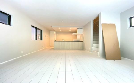 �_�ސ쌧���l�s�`�k����䒬�̐V�z��ˌ��Ẵ��r���O