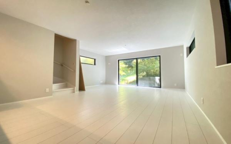 �_�ސ쌧���l�s�`�k����䒬�̐V�z��ˌ��Ẵ��r���O