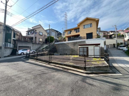 �_�ސ쌧���l�s�ߌ��抁�R2���ڂ̓y�n�̑O�ʓ��H�܂ތ��n�ʐ^