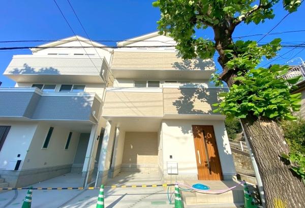 �_�ސ쌧���l�s����R����3���ڂ̐V�z��ˌ��Ă̑O�ʓ��H�܂ތ��n�ʐ^