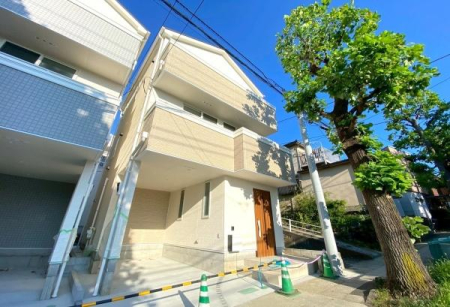 �_�ސ쌧���l�s����R����3���ڂ̐V�z��ˌ��Ă̑O�ʓ��H�܂ތ��n�ʐ^