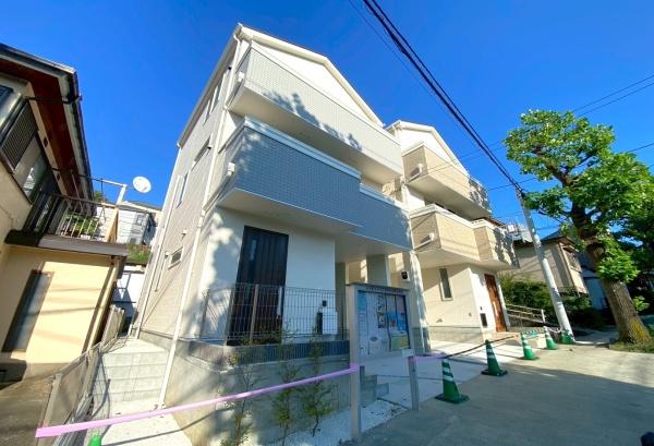 �_�ސ쌧���l�s����R����3���ڂ̐V�z��ˌ��Ă̑O�ʓ��H�܂ތ��n�ʐ^