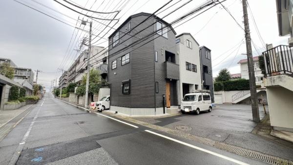 �_�ސ쌧���s�{�O��L�n4���ڂ̐V�z��ˌ��Ă̑O�ʓ��H�܂ތ��n�ʐ^