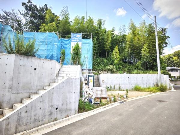 �_�ސ쌧���l�s�t��ޗǒ��̐V�z��ˌ��Ă̑O�ʓ��H�܂ތ��n�ʐ^