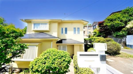 �_�ސ쌧���l�s���Z�c��1���ڂ̒��È�ˌ��Ă̑O�ʓ��H�܂ތ��n�ʐ^