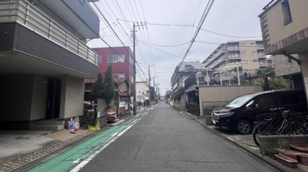 �_�ސ쌧���s����l�J�㒬�̒��È�ˌ��Ă̑O�ʓ��H�܂ތ��n�ʐ^