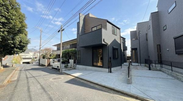 �_�ސ쌧���l�s�ߌ���1���ڂ̐V�z��ˌ��Ă̑O�ʓ��H�܂ތ��n�ʐ^