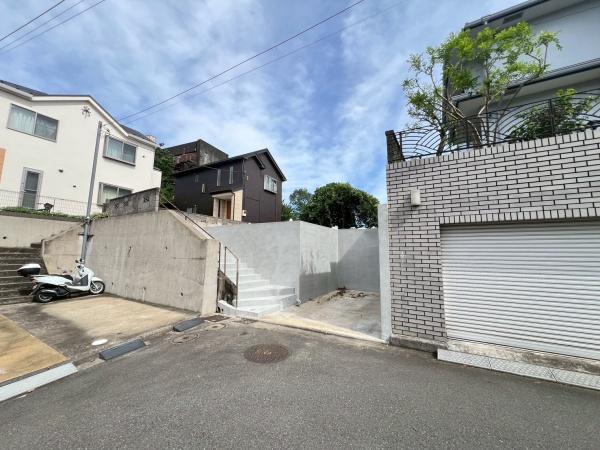 �_�ސ쌧���l�s���Z�c��4���ڂ̓y�n�̑O�ʓ��H�܂ތ��n�ʐ^