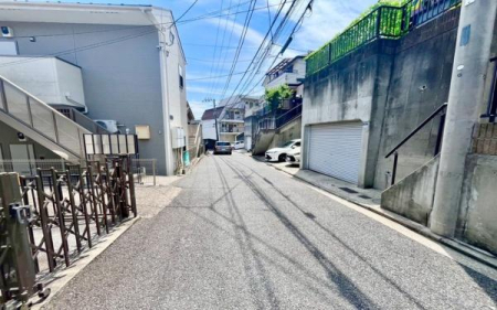 �_�ސ쌧���l�s�_�ސ��q����2���ڂ̒��È�ˌ��Ă̑O�ʓ��H�܂ތ��n�ʐ^