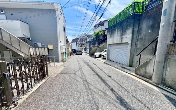 �_�ސ쌧���l�s�_�ސ��q����2���ڂ̒��È�ˌ��Ă̑O�ʓ��H�܂ތ��n�ʐ^