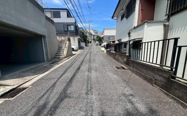 �_�ސ쌧���l�s�_�ސ��q����2���ڂ̒��È�ˌ��Ă̑O�ʓ��H�܂ތ��n�ʐ^