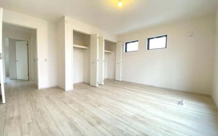 �_�ސ쌧���s�����扤�T����6���ڂ̐V�z��ˌ��Ă̎q������