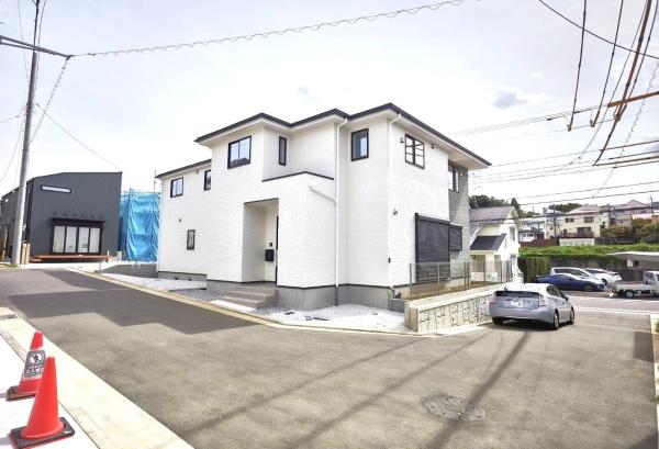 �_�ސ쌧���l�s�t��`�q�c1���ڂ̐V�z��ˌ��Ă̑O�ʓ��H�܂ތ��n�ʐ^